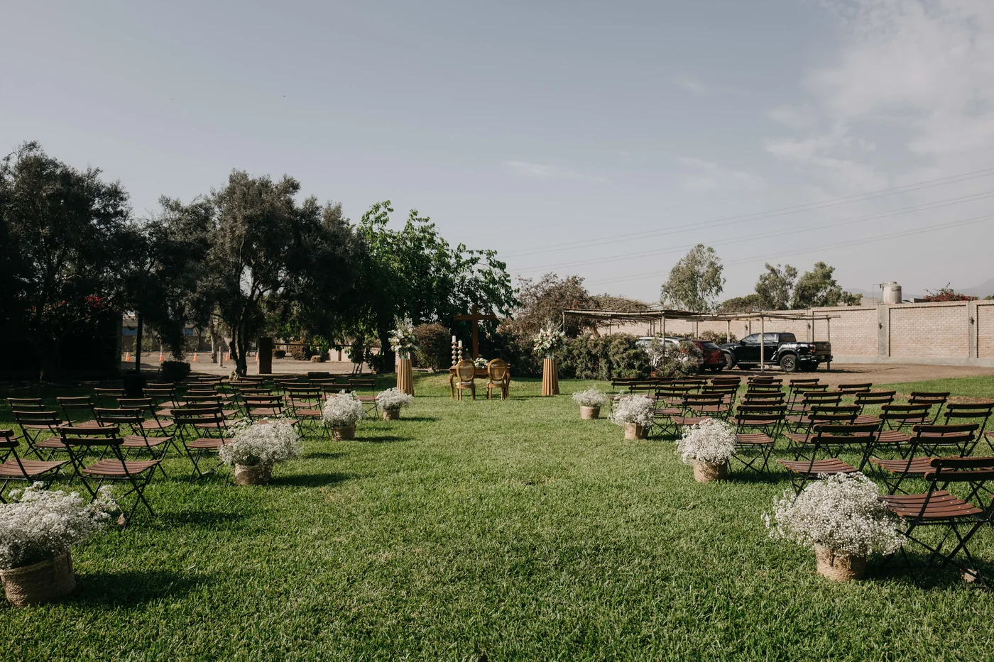 Boda al aire libre en Cinco Olivos — decoración floral y jardines privados Lima