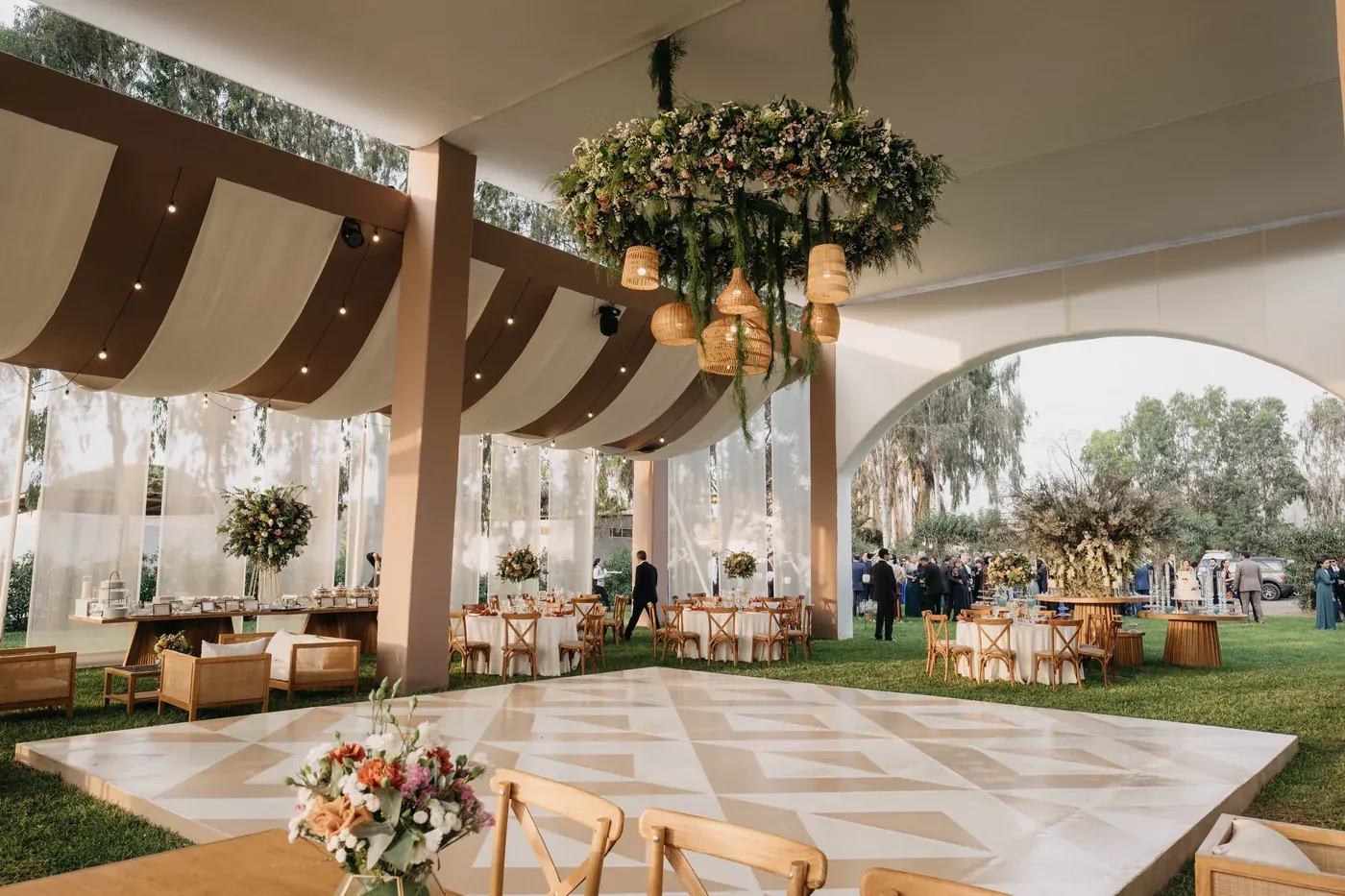 Recepción de boda con decoración de lujo en Cinco Olivos Pachacámac