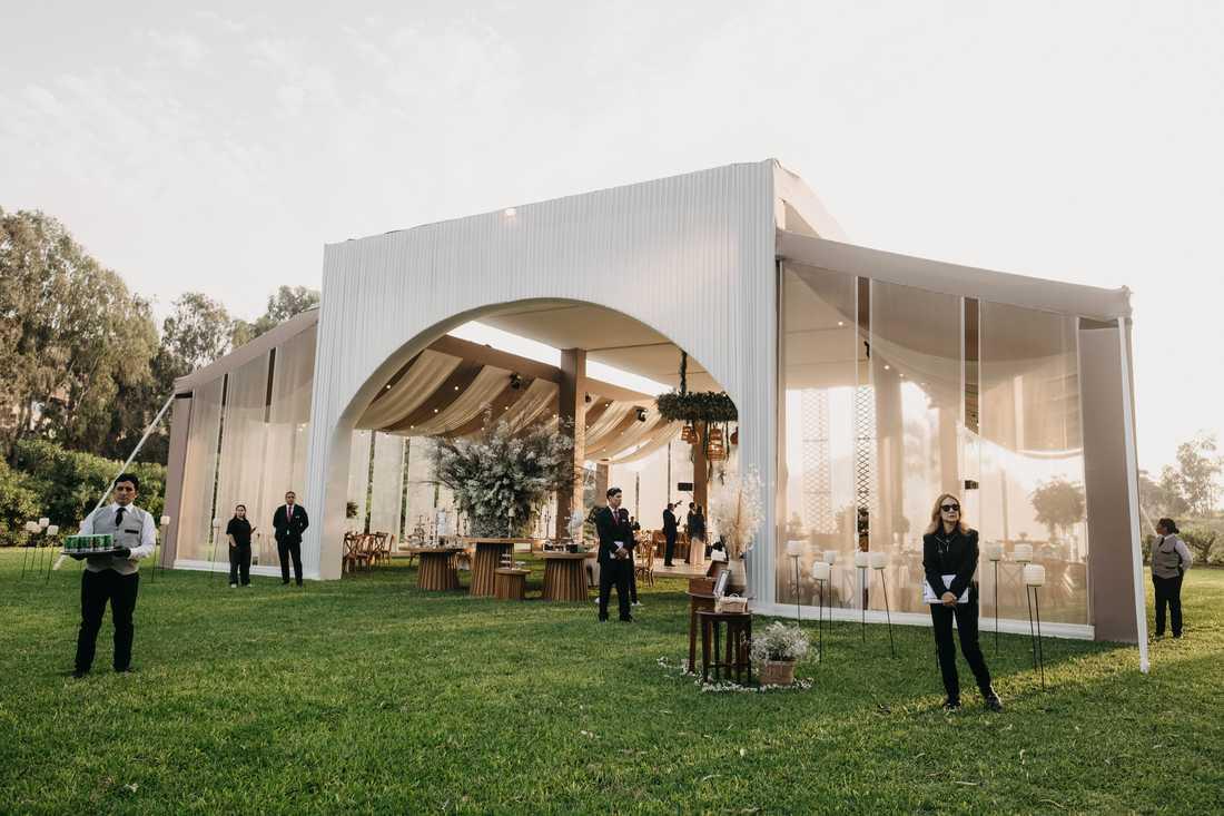 Decoración estilo rústico con madera y flores blancas en jardín del fundo