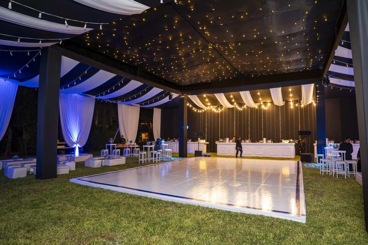 Fiesta de gala PUCP en Jardín B — decoración premium y mesas de lujo