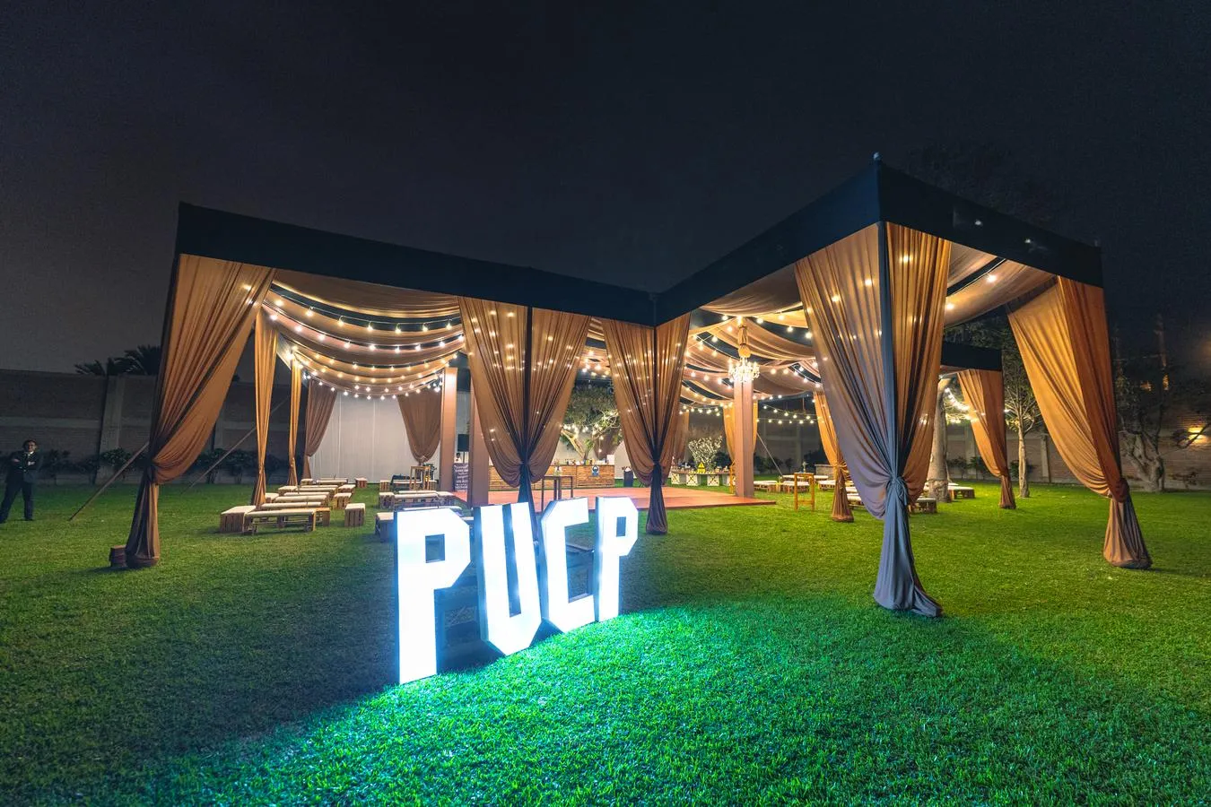 Jardín B de Cinco Olivos iluminado con pista de baile y mesas para evento nocturno
