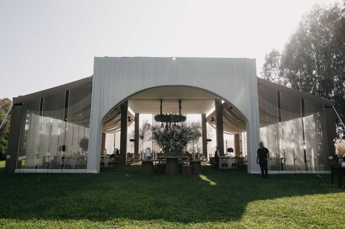 Detalle decorativo con espejos y flores en evento de gala Lima