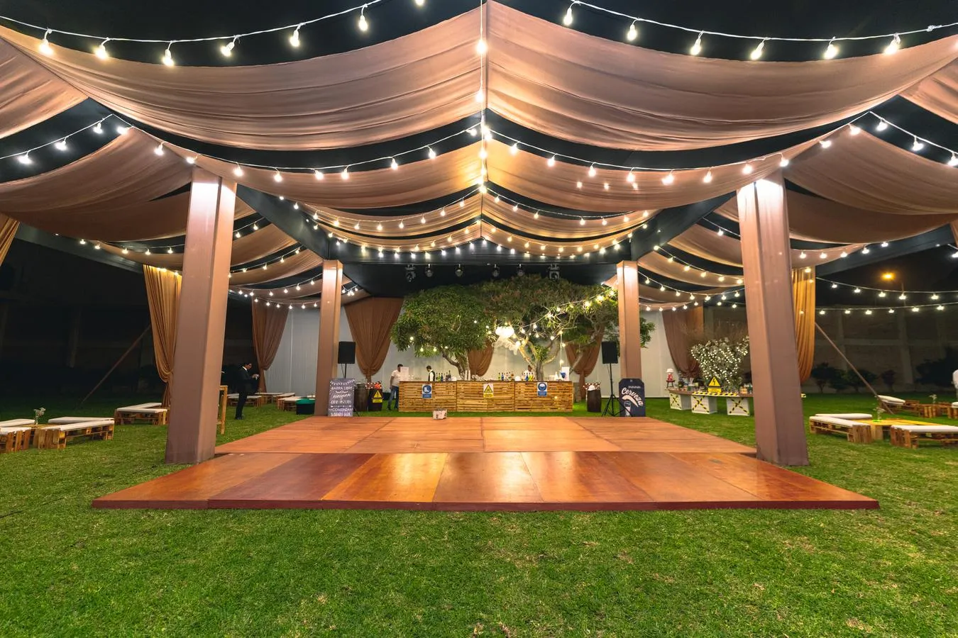 Jardín central de Cinco Olivos con decoración completa para evento premium