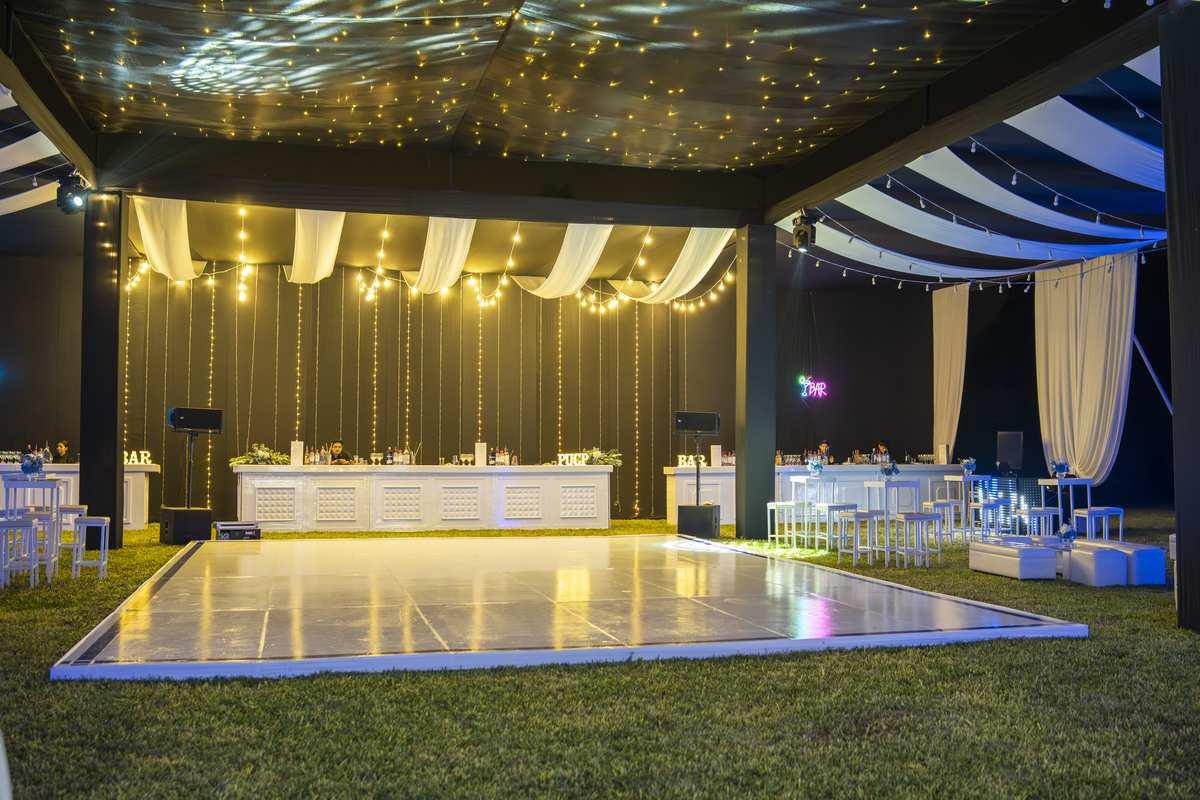 Ambiente festivo nocturno en Cinco Olivos — evento de graduación Lima